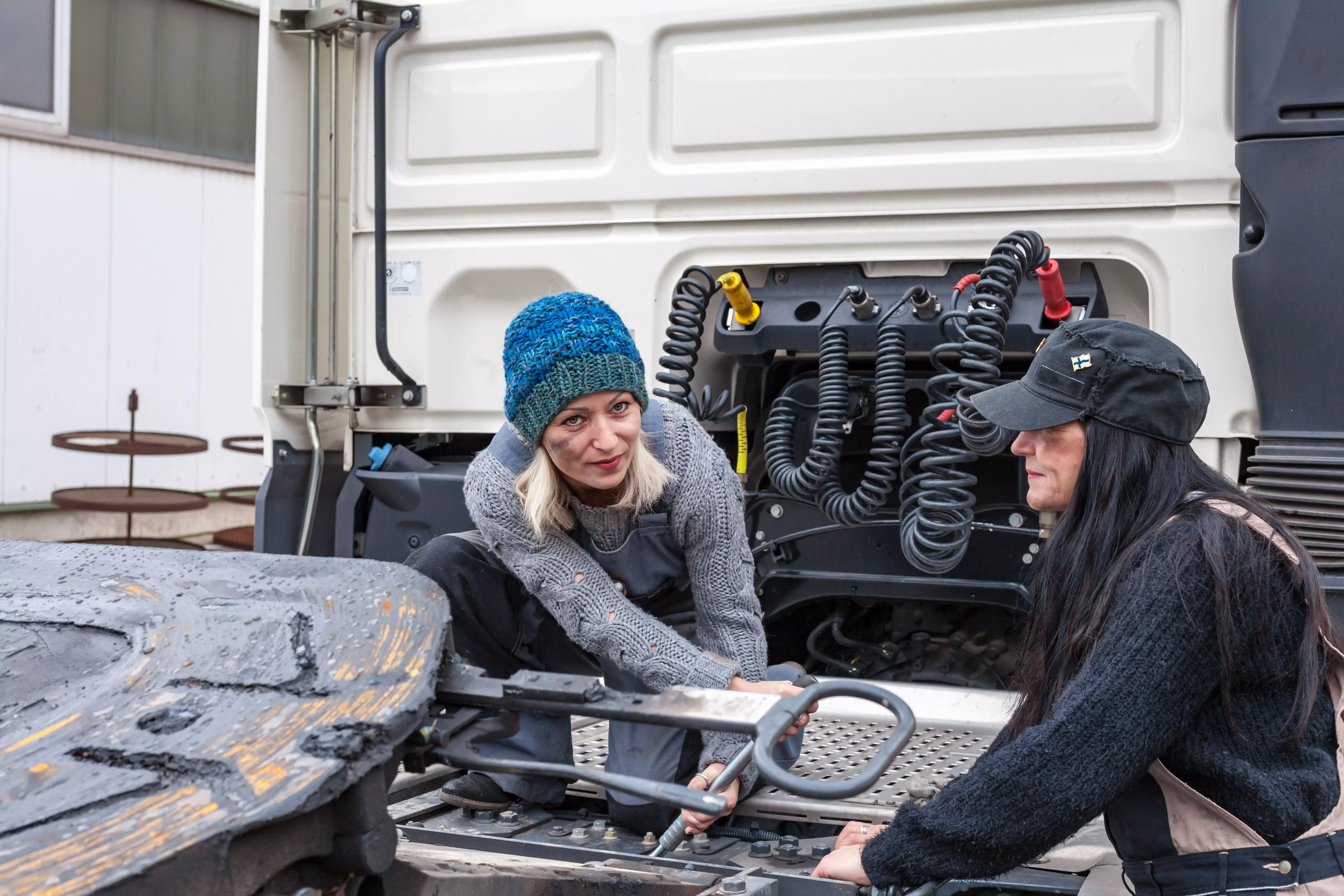 Women Truckers Maintenance | Wiers